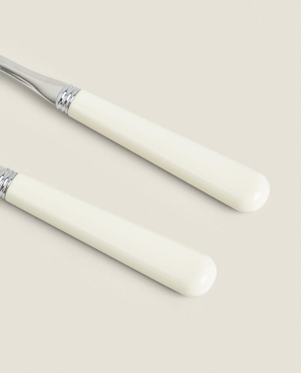 ZARA HOME НАБОР ПРИБОРОВ ДЛЯ САЛАТА С ЦВЕТНОЙ РУЧКОЙ (2 ШТ.), КРЕМОВЫЙ