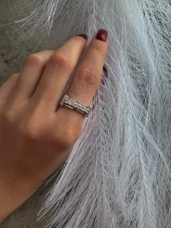 Кольцо серебряное с дорожкой из фианитов