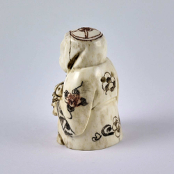 Нэцкэ ребенок Карако с корзиной рыбы