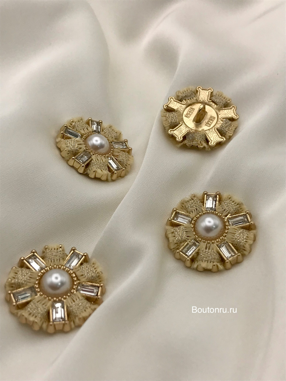 Пуговицы золотые со стразами и жемчугом в форме цветка с твидовой желтой тесьмой