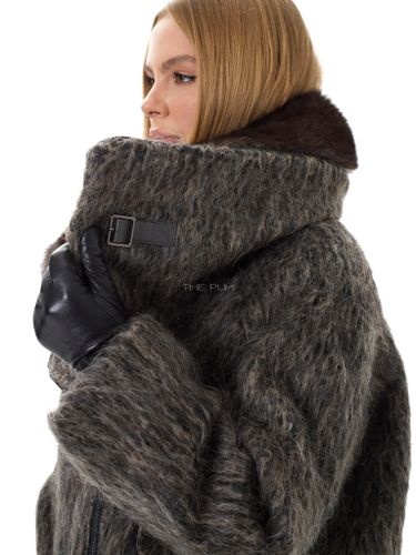 Шоколадный шерстяной пуховик с меховым воротником