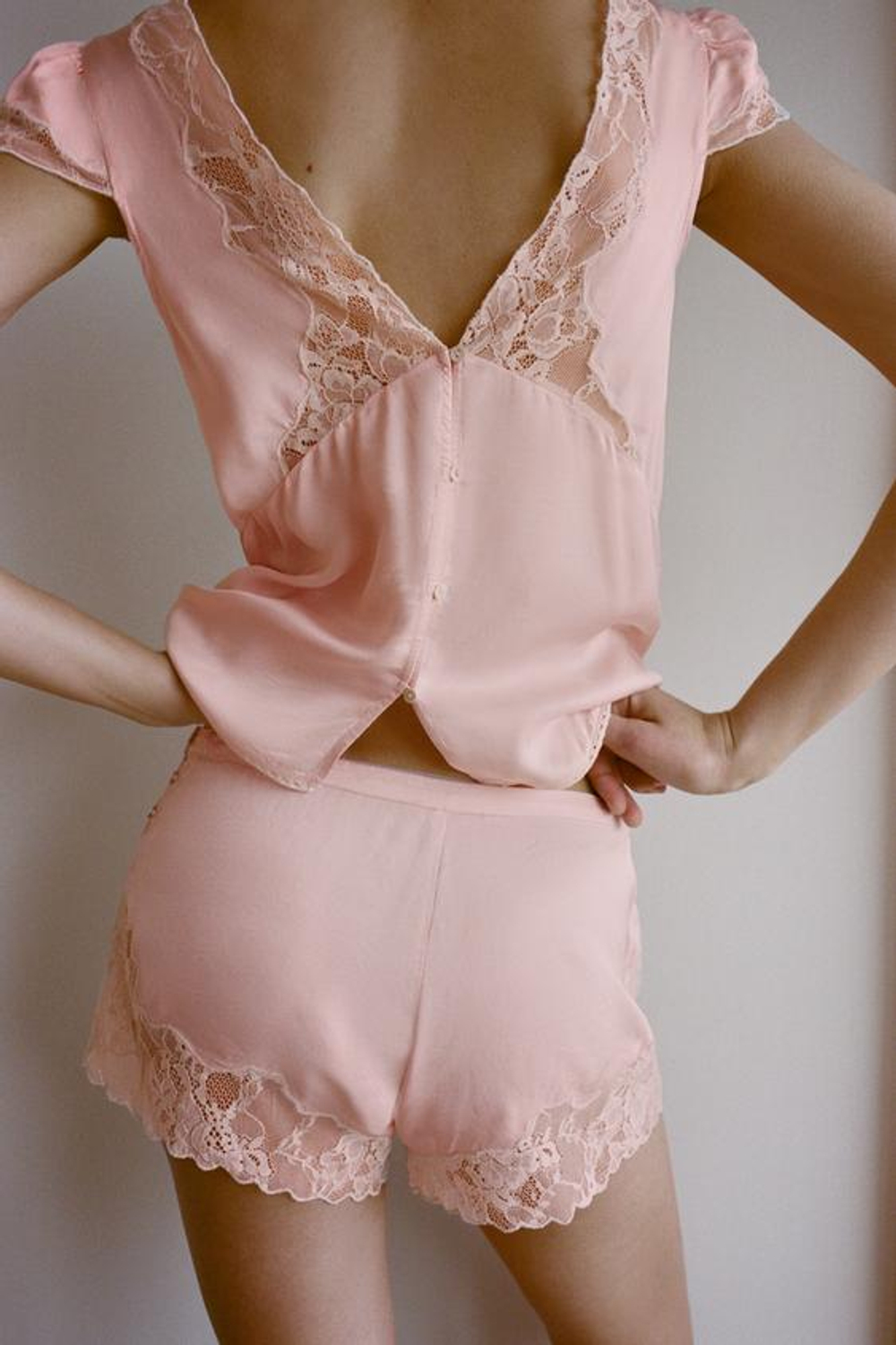 ZARA АТЛАСНЫЕ ШОРТЫ С КРУЖЕВНОЙ ВЫШИВКОЙ, ПАСТЕЛЬНО-РОЗОВЫЙ