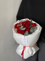 Букет из красных ранункулюсов и эвкалипта