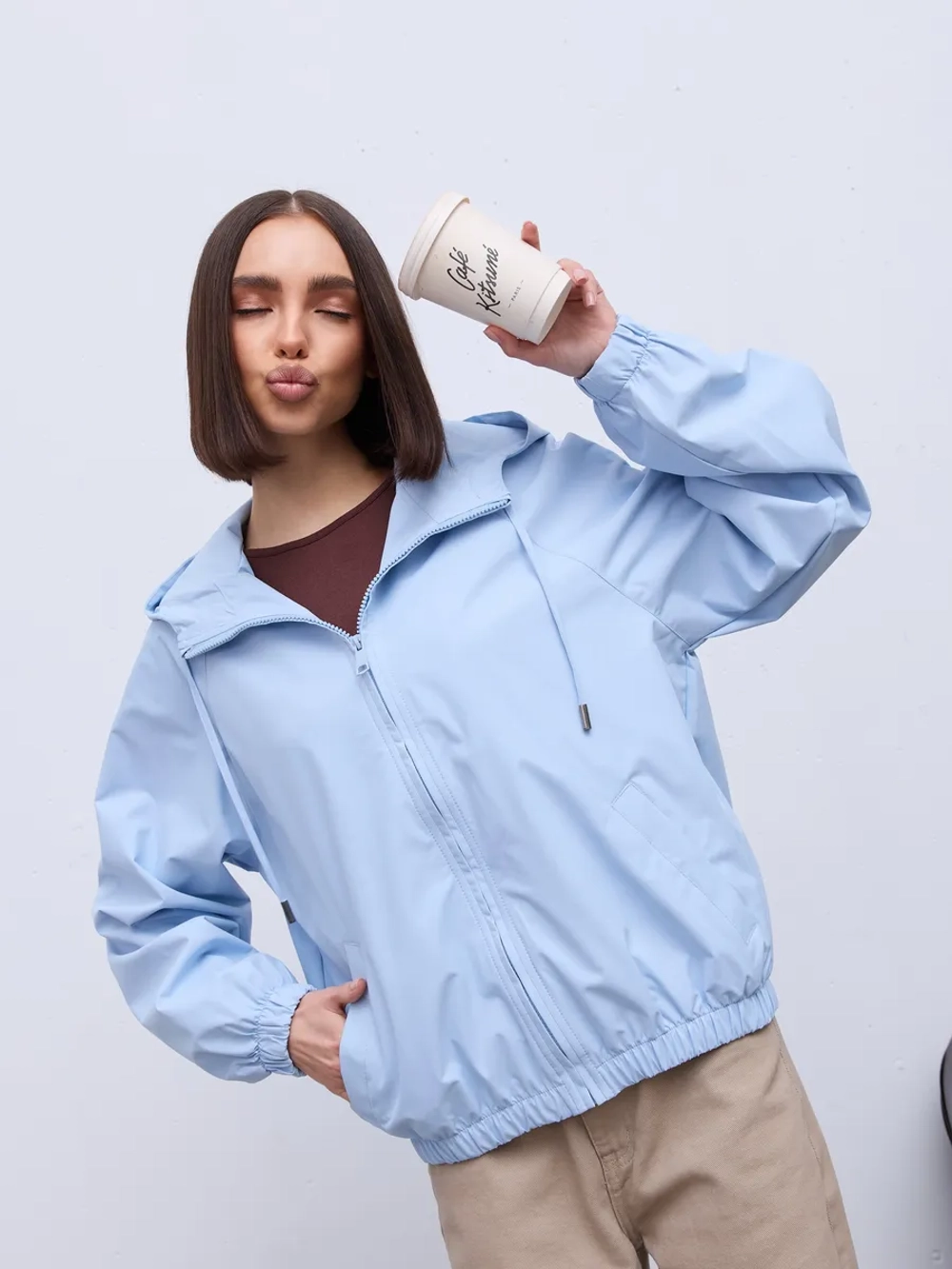 Ветровка с капюшоном