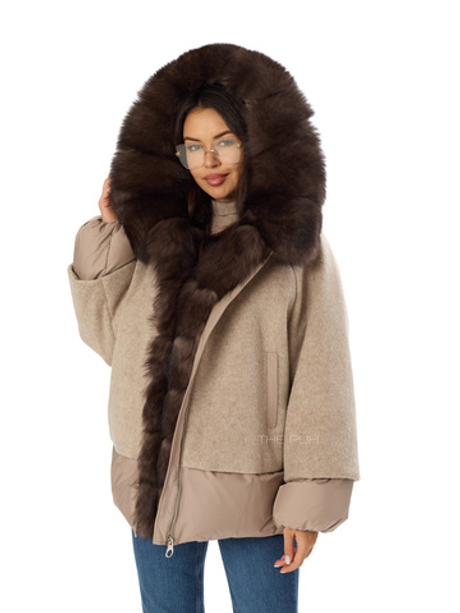 Комбинированный бежевый пуховик с мехом песца