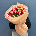 Букет свежих красно-белых тюльпанов