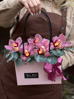 Композиция из орхидеи цимбидиум и эвкалипта в элегантной сумочке