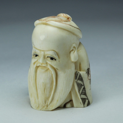 Нэцкэ Шоусин в шапочке