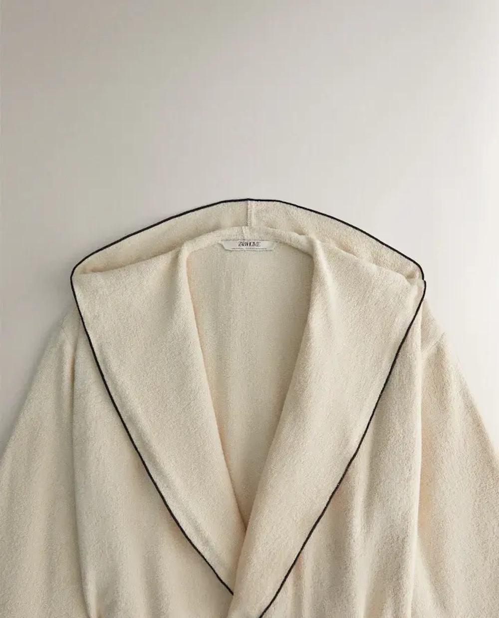 ZARA HOME МЯГКИЙ ХАЛАТ С КОНТРАСТНЫМИ ДЕТАЛЯМИ, ПЕСОЧНЫЙ/ЧЕРНЫЙ