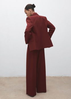 Костюмные брюки с широкими штанинами и защипами