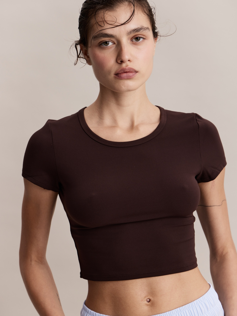 Футболка Jules Сropped Tee in Truffle