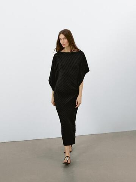 Massimo Dutti Длинное платье из струящейся ткани с рельефным узором, черный