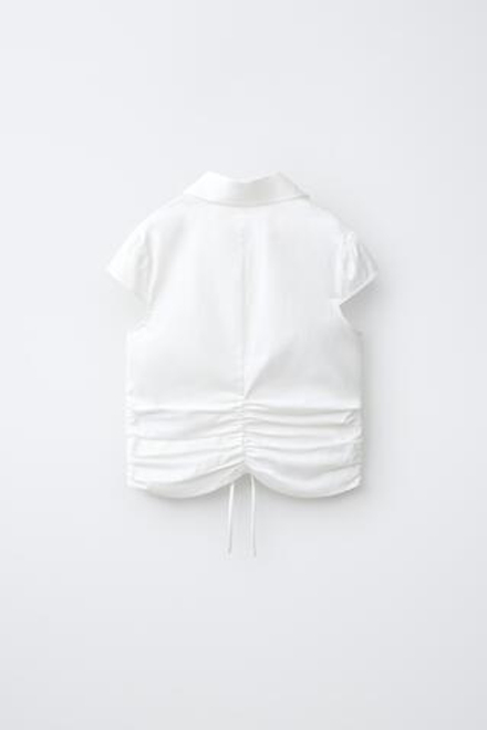 ZARA ПРИТАЛЕННАЯ РУБАШКА СО СБОРКАМИ, БЕЛЫЙ