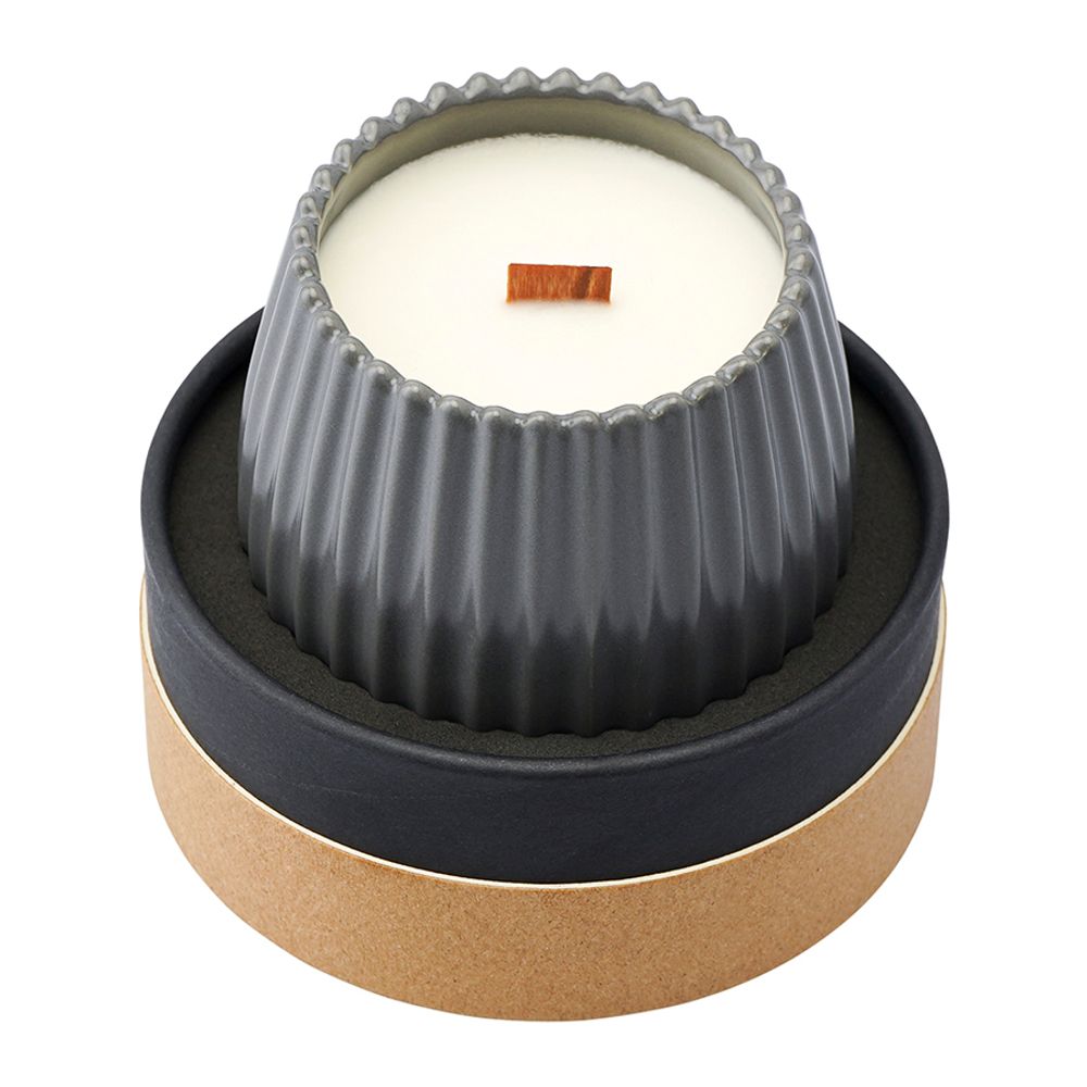 Свеча ароматическая с деревянным фитилём Spicy Snowflakes из коллекции Edge, серый, 60 ч