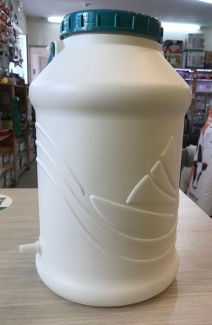 Бак 8 л со штуцером