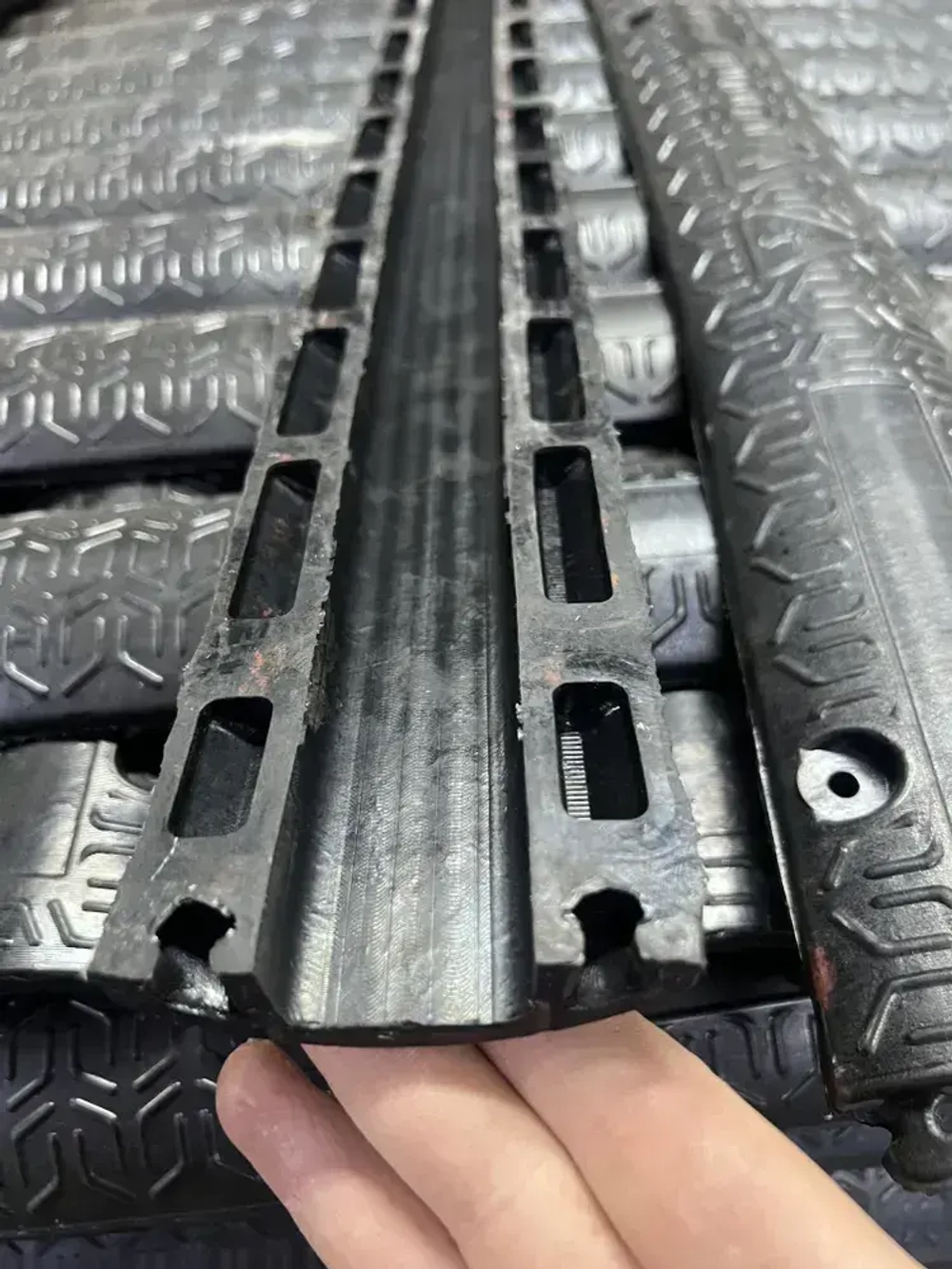 Гибкий кабель-канал для проводов (кабельный трап, капа) резиновый, черный, напольный, 1 канал 36*15 мм., 1000мм*80мм*25мм