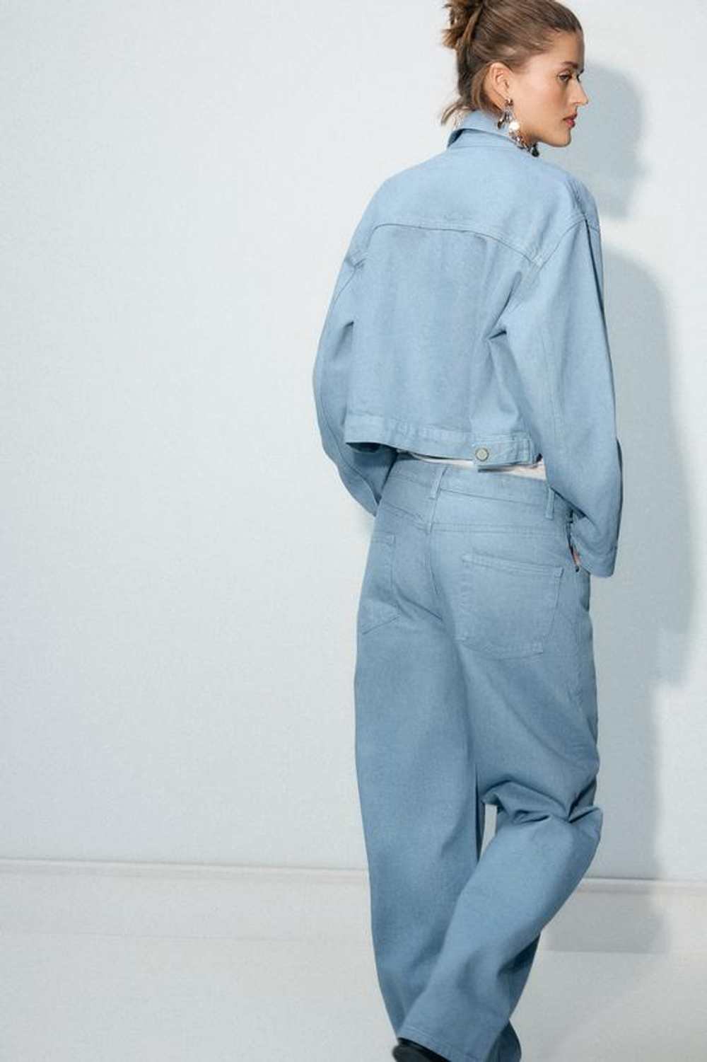 ZARA ЗАУЖЕННЫЕ ДЖИНСЫ СО СРЕДНЕЙ ПОСАДКОЙ — ZW COLLECTION, ГОЛУБОЙ