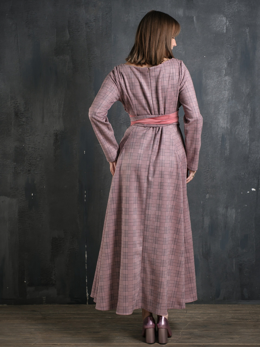 Платье с кушаком /персик клетка