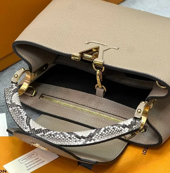 Сумка Louis Vuitton Capucines BB бежевый