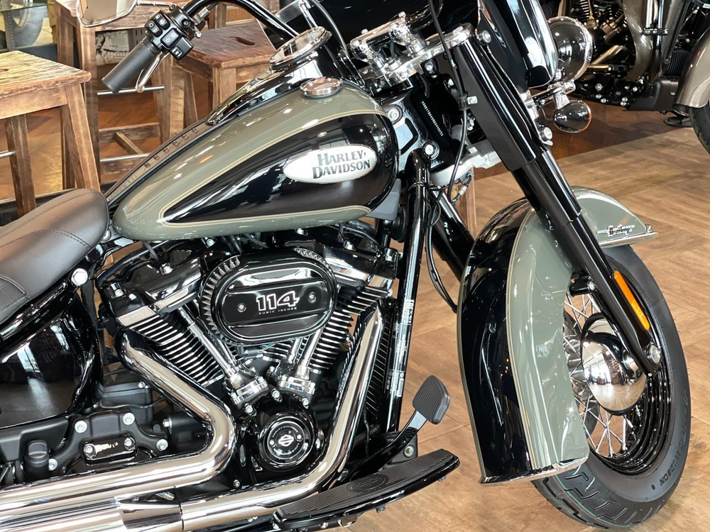 Heritage 114 Softail Harley-Davidson 2021 Vivid Black Deadwood Green / Vivid Black