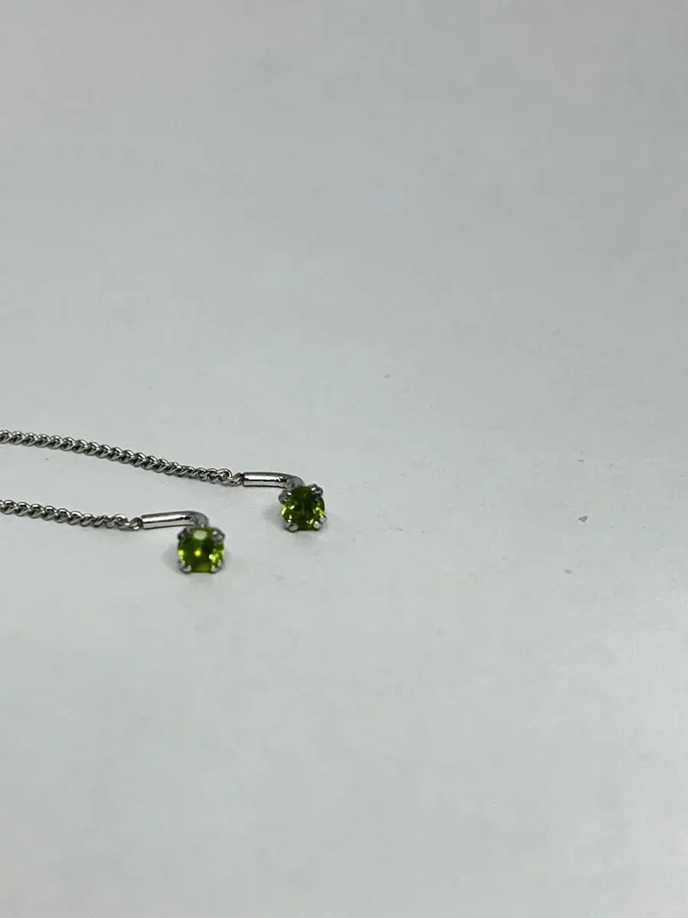 Серебряные серьги протяжки с хризолитом