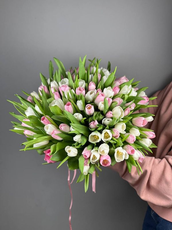 Букет белых и розовых тюльпанов (под ленту)
