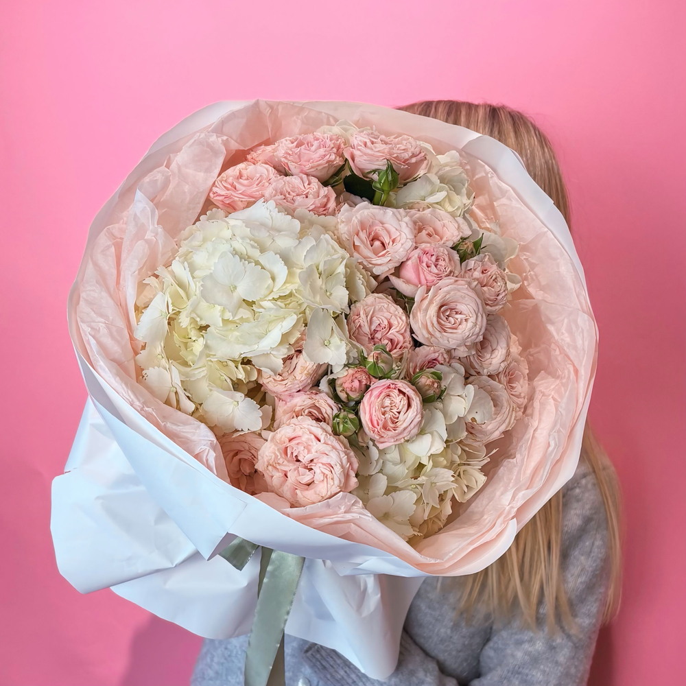 Нежный букет из кустовых роз и гортензии