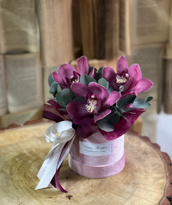 Орхидея Цимбидиум и эвкалипт в бархатной шляпной коробке