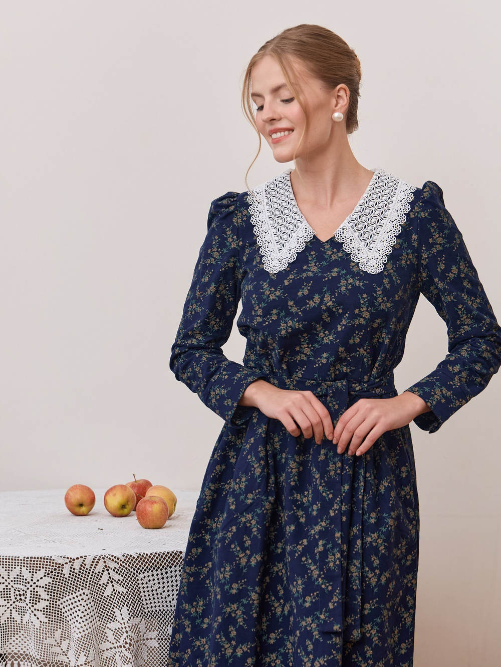 Платье с кружевным воротником