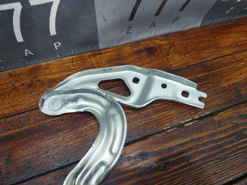 Петля капота правая Skoda Karoq 17-нв Новая Оригинал 57A823302