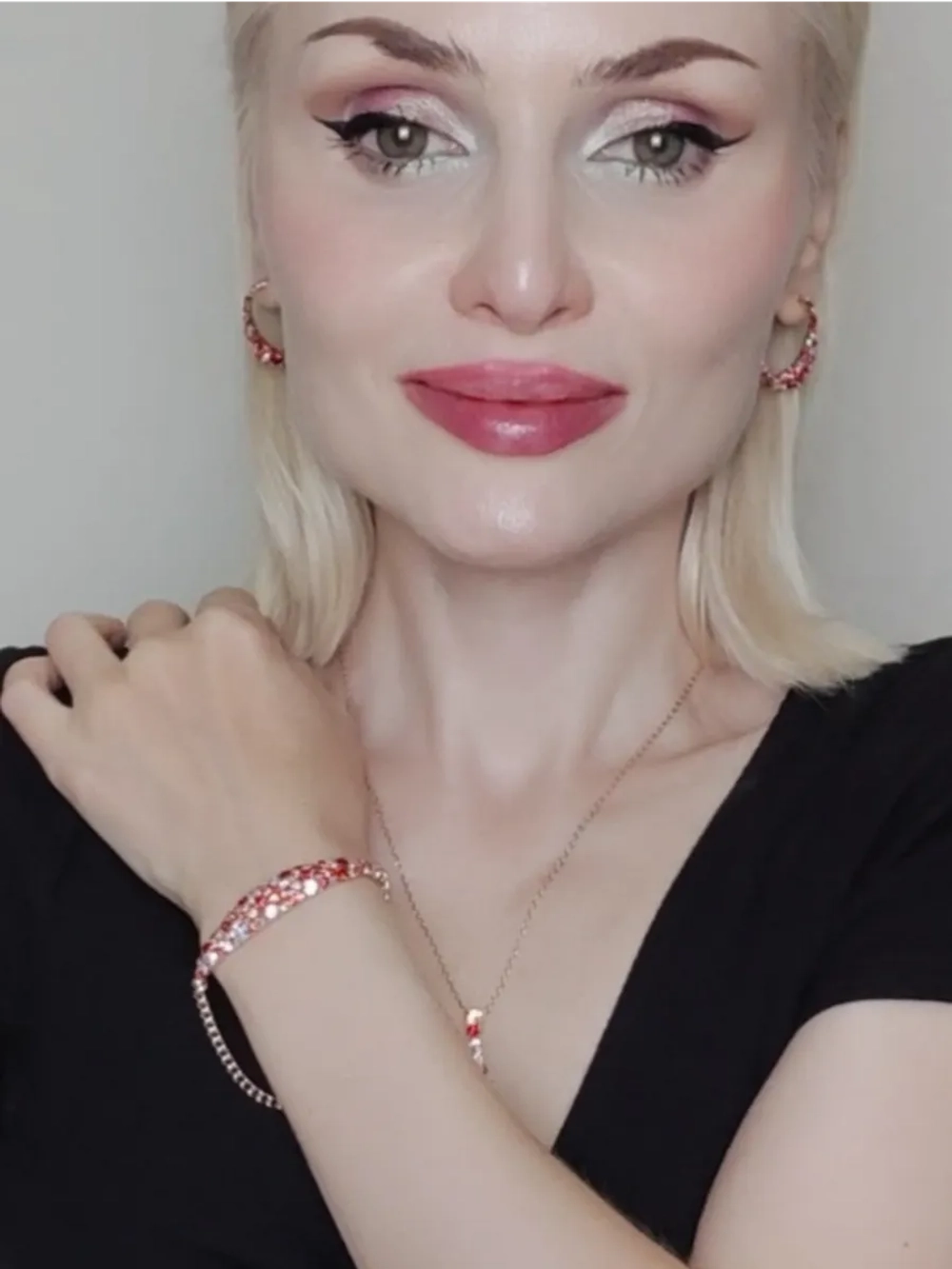 Клипсы Россыпь из красных камней Swarovski