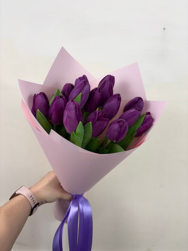 Букет фиолетовых тюльпанов "Роеска" (в упаковке)
