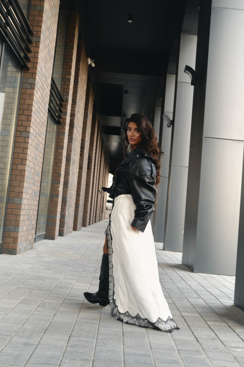 Комбине с разрезом и кружевом