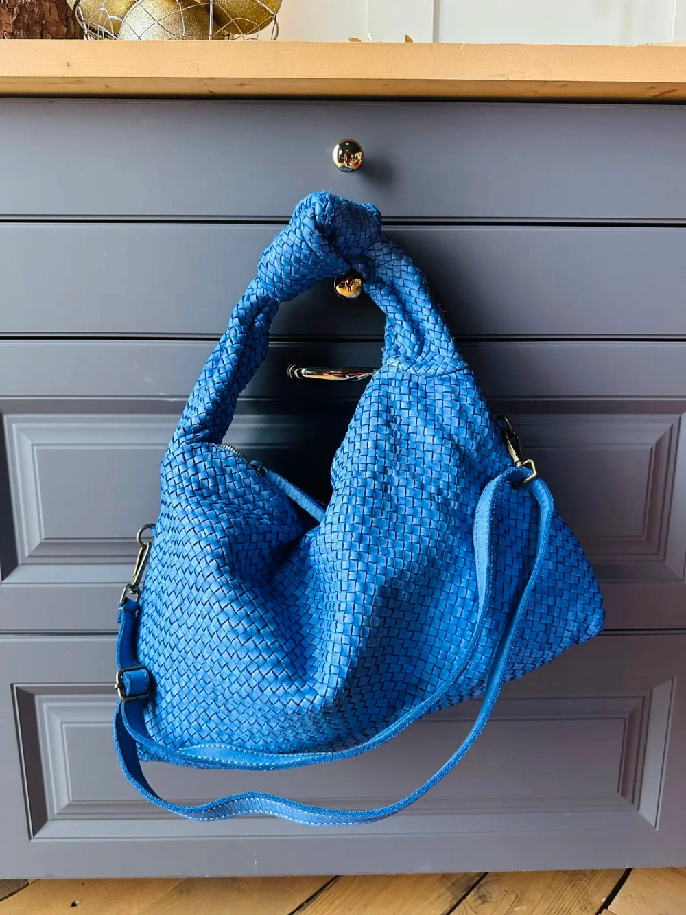 Женская большая плетеная сумка хобо из натуральной винтажной кожи синего цвета