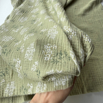 Муслин Соцветия ромашек на зелёном фоне