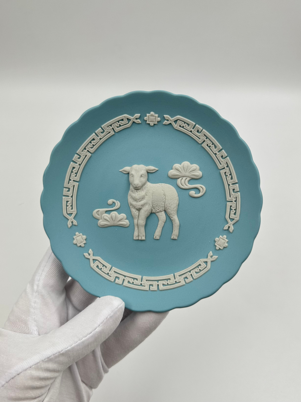 Тарелка декоративная Wedgwood «Год Овцы» бирюзовая