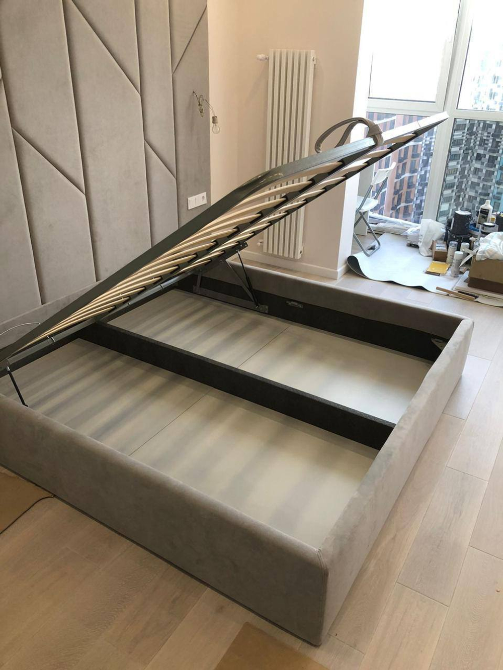 Мягкая кровать с подъемным механизмом и стильной изголовьем