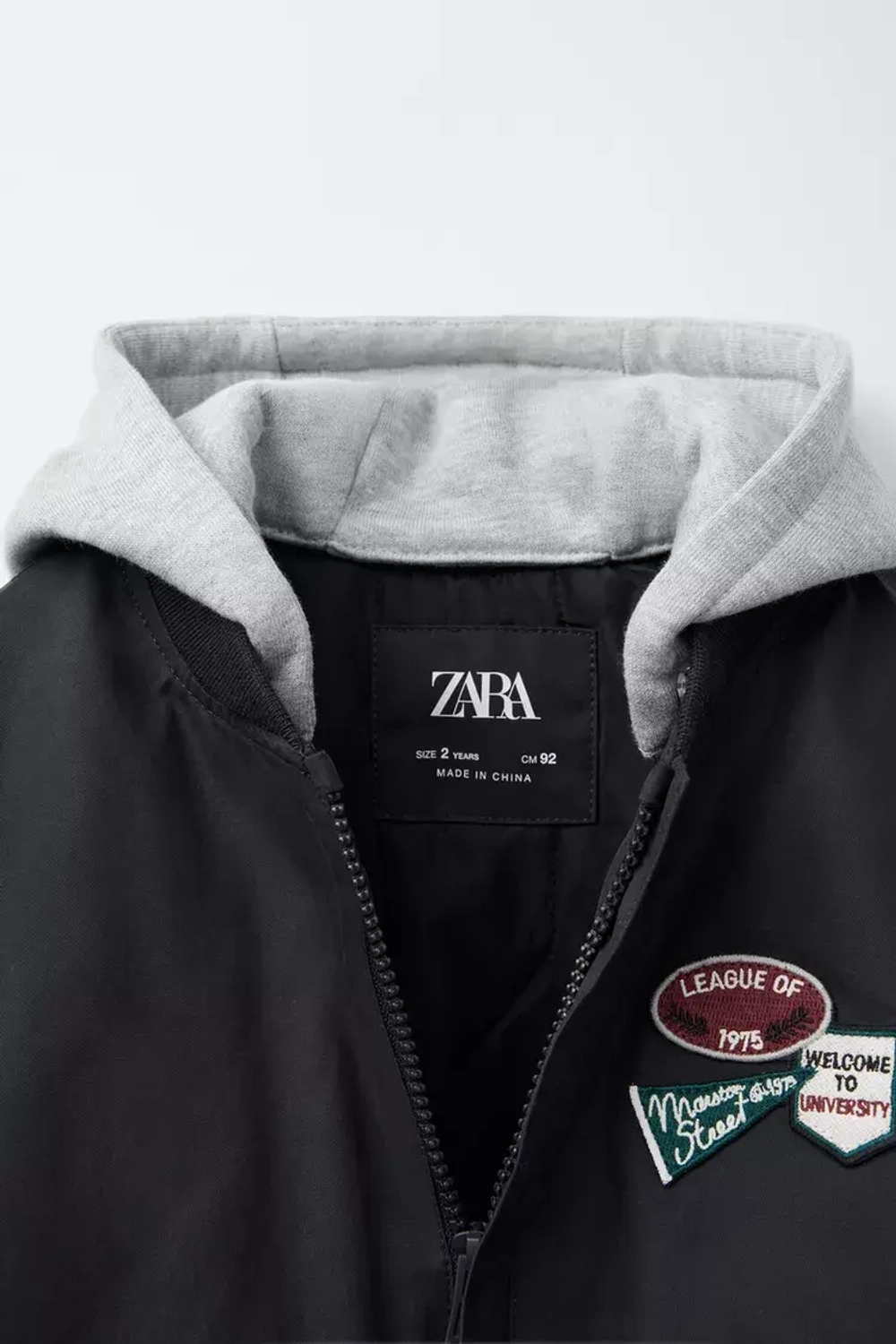 ZARA КУРТКА-БОМБЕР СО СЪЕМНЫМ КАПЮШОНОМ И НАШИВКАМИ, МОРСКОЙ СИНИЙ