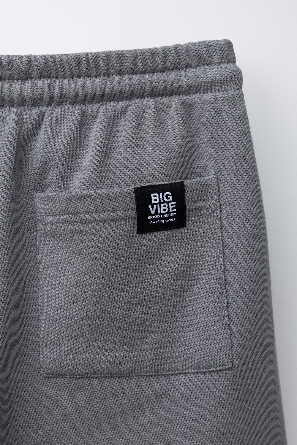 ZARA ШОРТЫ-БЕРМУДЫ С ПРИНТОМ «ГРАФФИТИ», АНТРАЦИТОВО-СЕРЫЙ