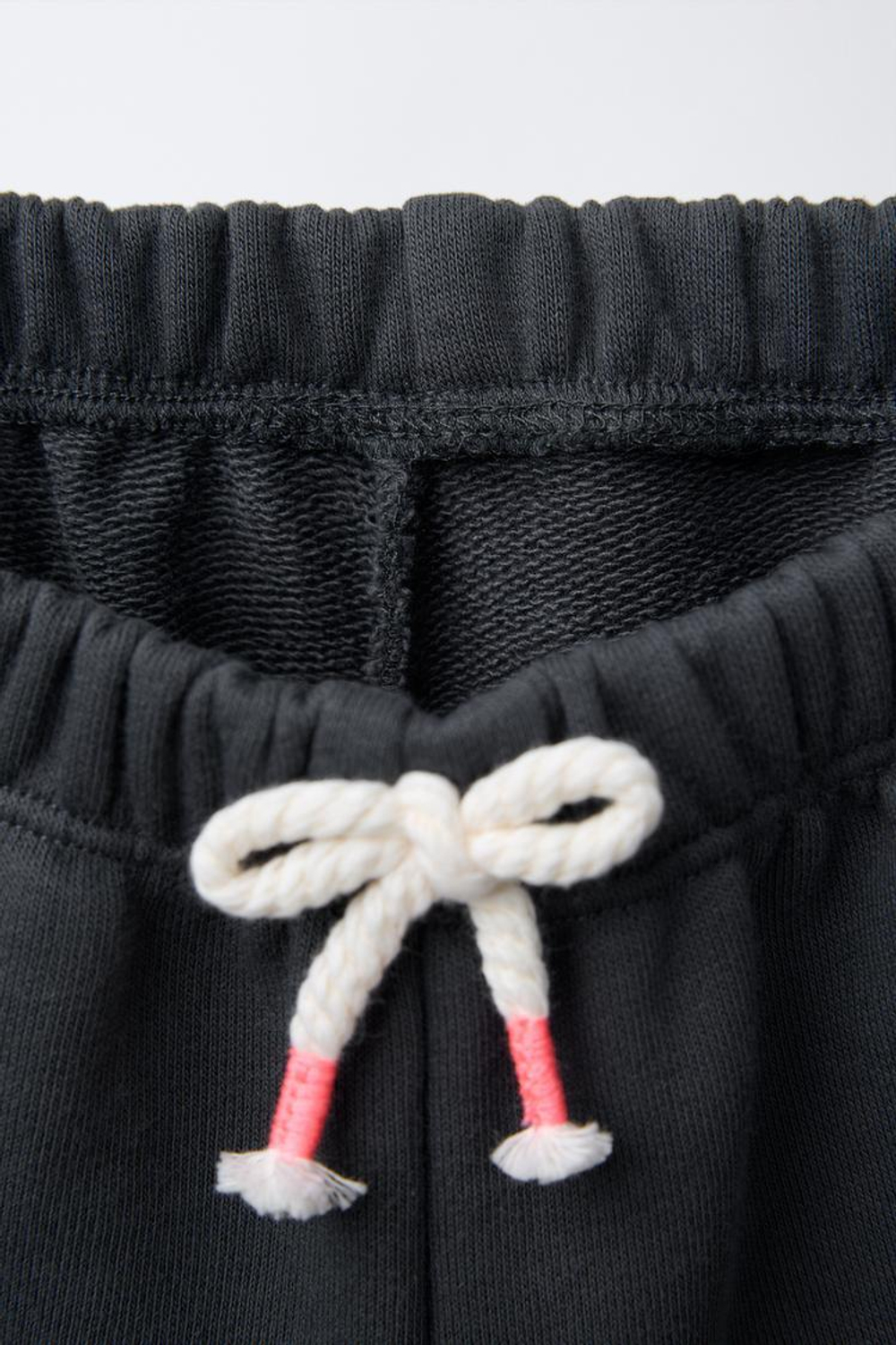 ZARA ОДНОТОННЫЙ КОМПЛЕКТ ИЗ ФУТБОЛКИ И ШОРТОВ-БЕРМУДОВ, АНТРАЦИТОВО-СЕРЫЙ