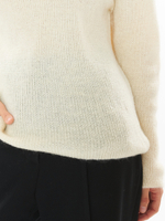 Женский трикотажный джемпер молочный под горло