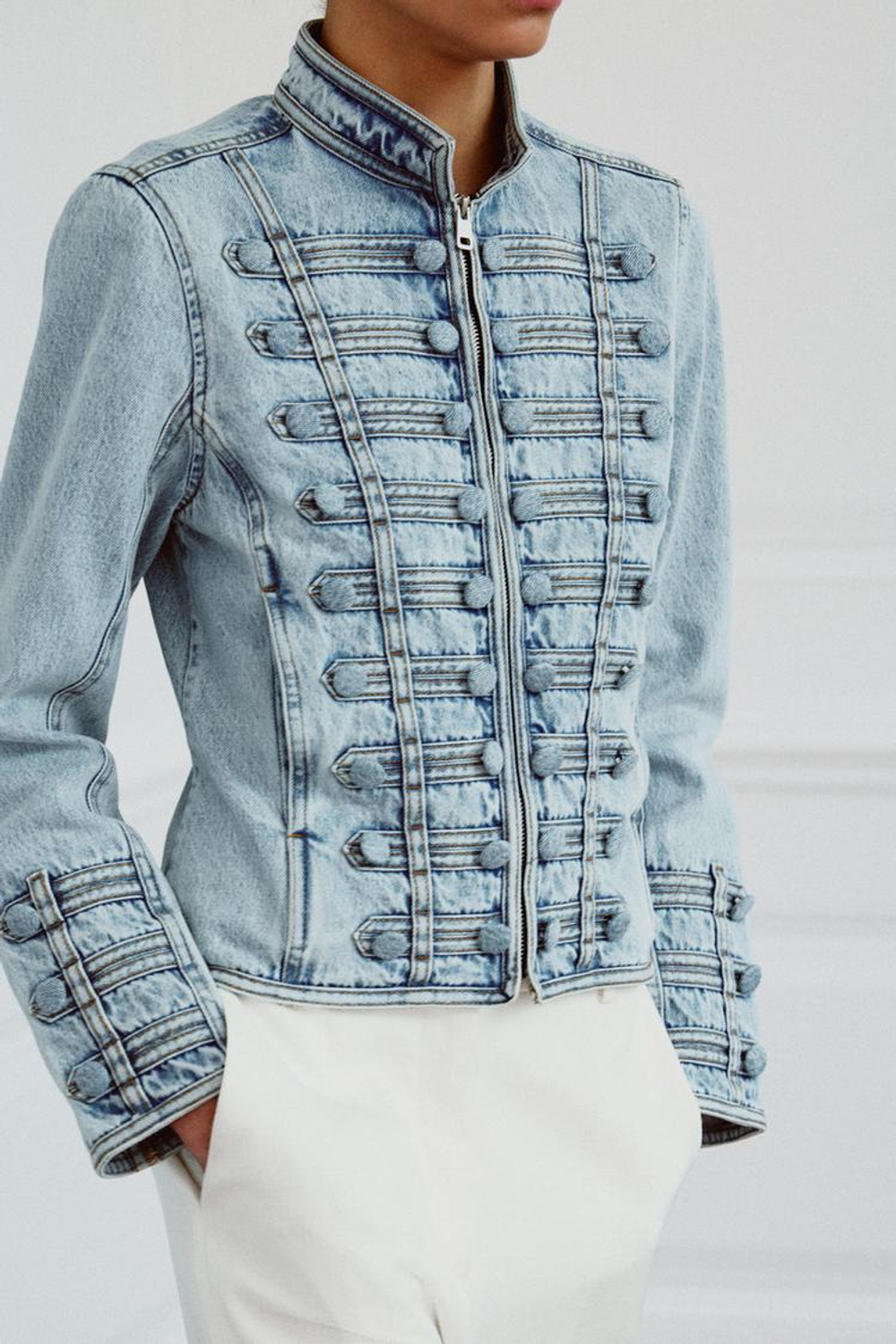 ZARA ПРИТАЛЕННАЯ ДЖИНСОВАЯ КУРТКА С ПУГОВИЦАМИ — ZW COLLECTION, ГОЛУБОЙ