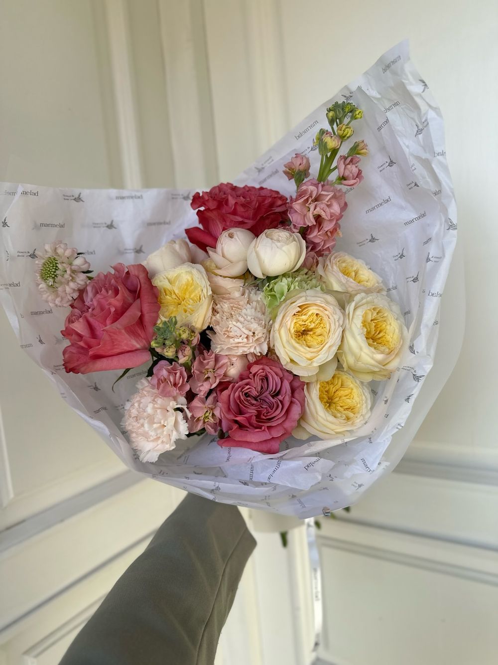 Букет сборный из кустовых пионовидных роз, маттиолы, одноголовых роз и диантусов