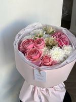 Букет из кустовых пионовидных роз, альстромерии и хризантемы