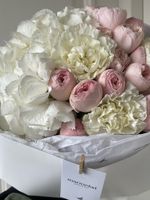 Букет с гортензией, кустовыми пионовыидными розами и диантусами