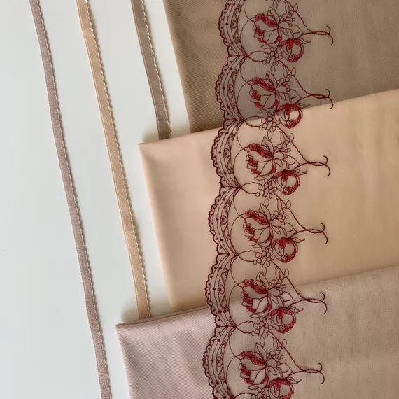 Вышивка на сетке песочная/т.красная (левая) 18 см