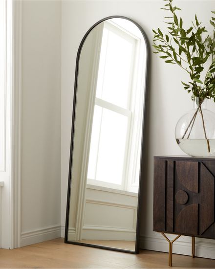 Зеркало в черной арочной раме “Хансен”