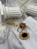 Накладка на пуговицу золотистая с ажурным (неровным) краем и черным камнем