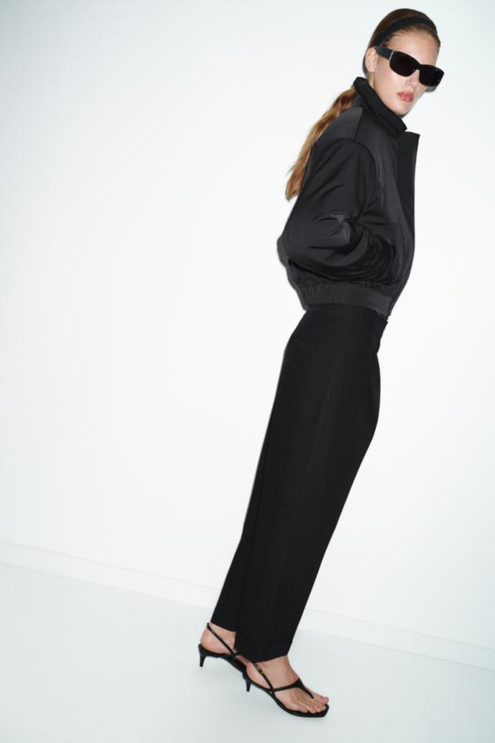 ZARA БРЮКИ С ЗАЩИПАМИ И ОТВОРОТАМИ СНИЗУ, ЧЕРНЫЙ