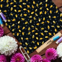 Ткань габардин опадающие жёлтые листья на чёрном фоне
